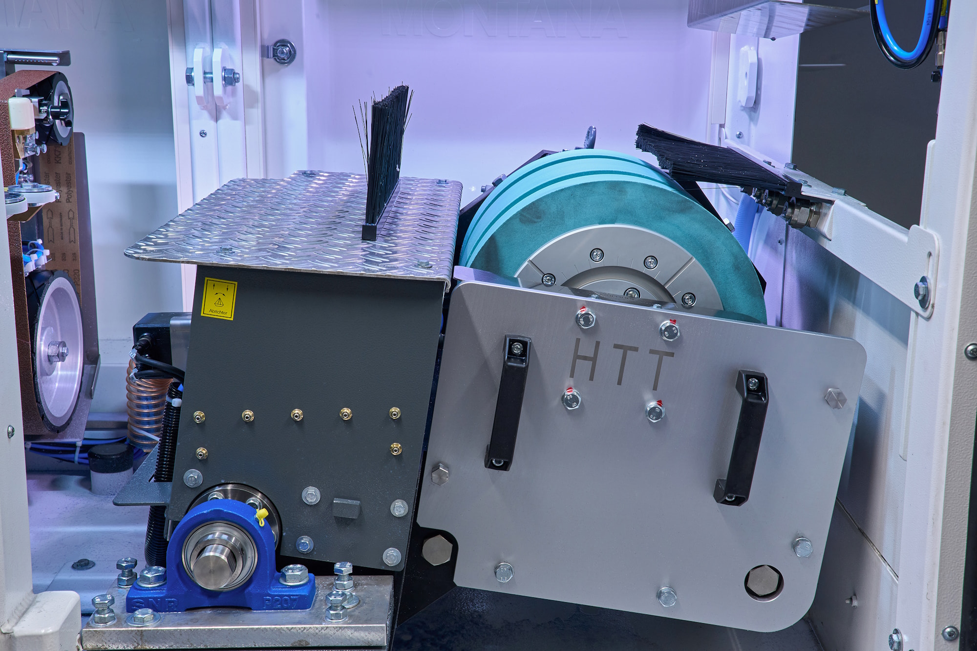 Montana Ski-Service-Automat für Ski-Tuning und -Reparatur in einer Werkstattumgebung.