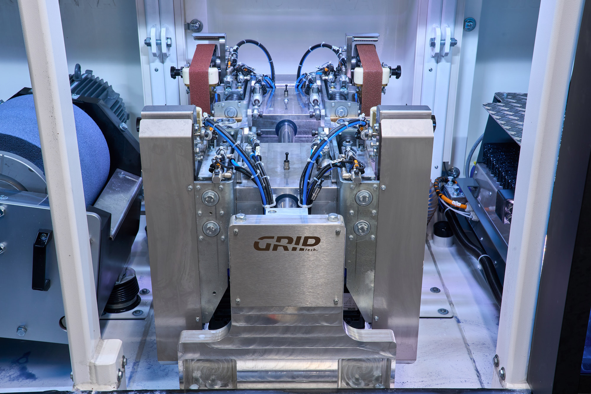 Montana Ski-Service-Automat für Ski-Tuning und -Reparatur in einer Werkstattumgebung.